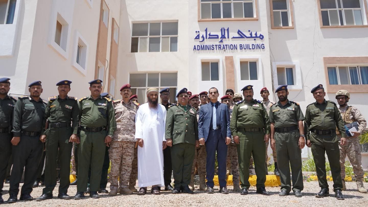 قيادات الدفاع والداخلية في المكلا: تأهيل الكوادر الأمنية أولوية لتعزيز الاستقرار