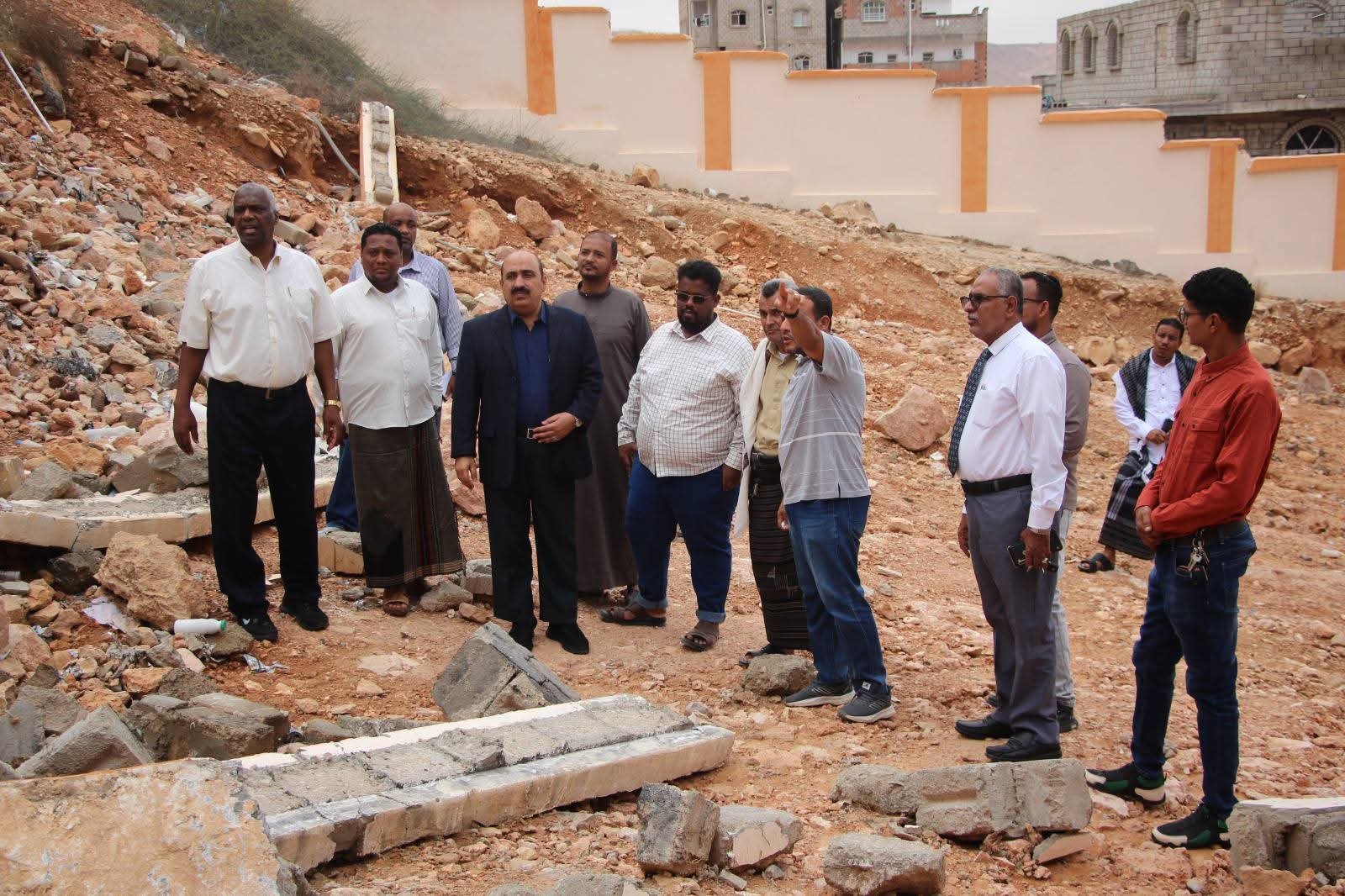 مدير تربية ساحل حضرموت يطّلع على أضرار المنخفض الجوي في مدرسة ابن الهيثم بمنطقة ربوة خلف بالمكلا