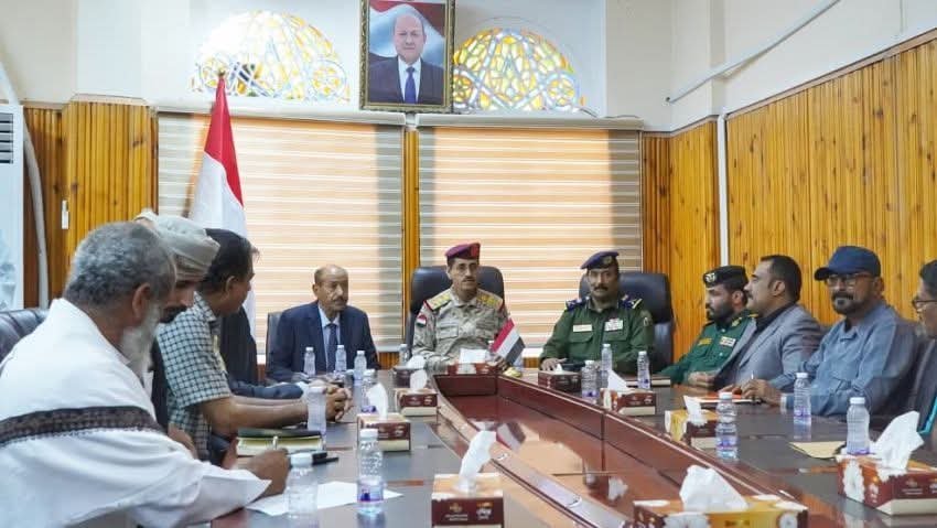 وزير الدفاع يقود اجتماعاً أمنياً موسعاً في سيئون لرفع جاهزية التنسيق بين القوات العسكرية والأجهزة الأمنية