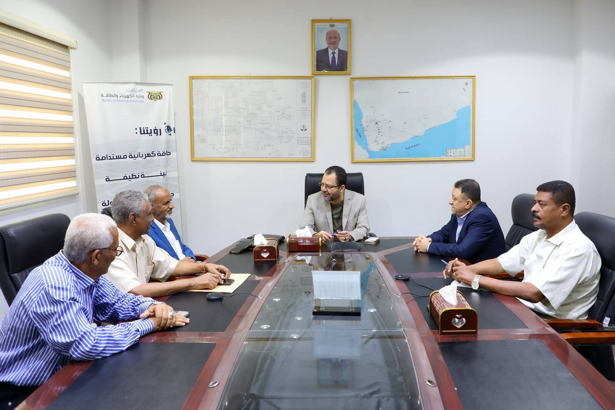 وزير الكهرباء يناقش في عدن معالجة تعثر مشاريع الطاقة بمحافظة أبين