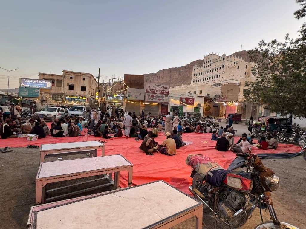 مبادرة شبابية تقيم إفطاراً وعشاءً جماعياً في سوق سيئون العام