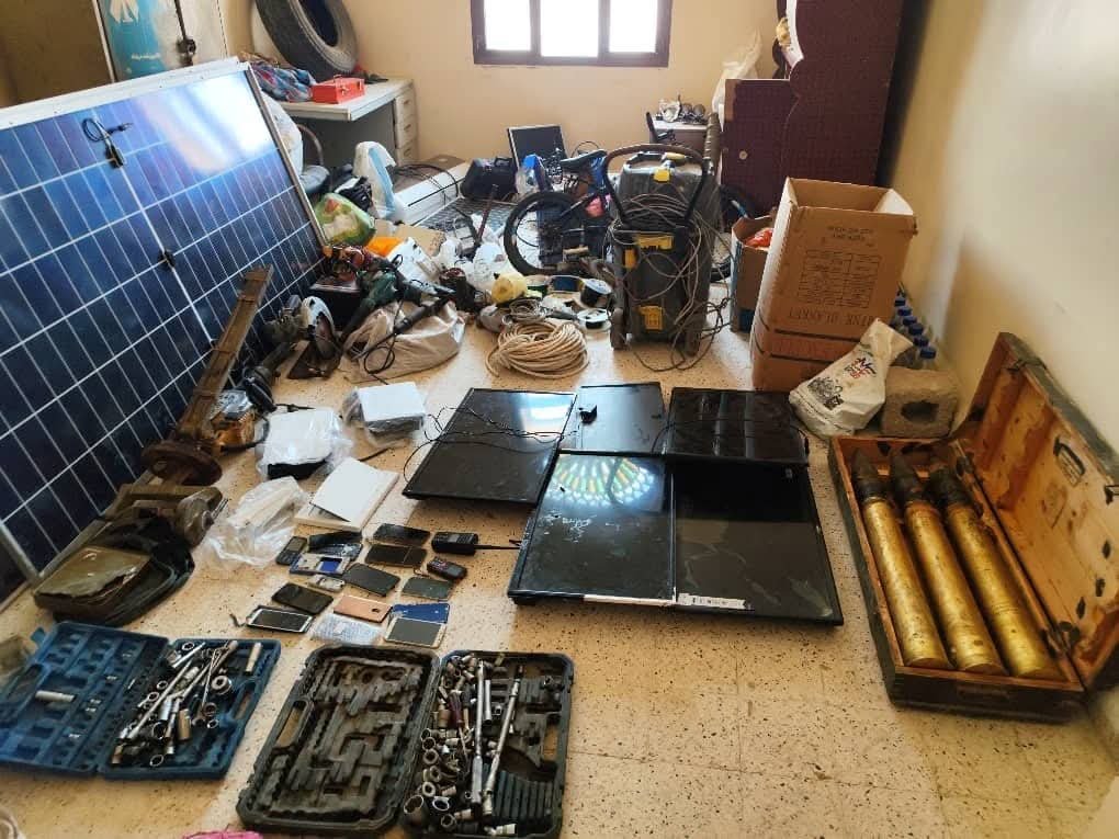 عملية أمنية واسعة في المهرة تُسقط خلية إجرامية وتستعيد منهوبات الدولة وممتلكات المواطنين