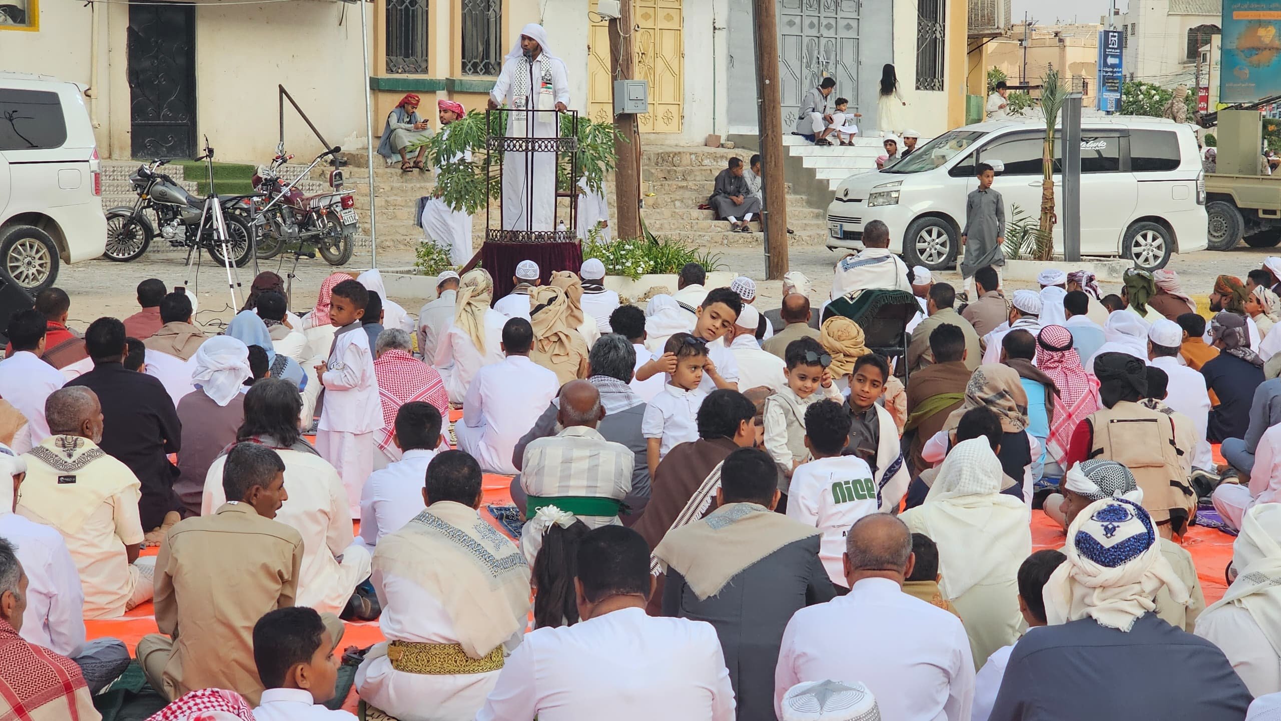 خطيب عيد الفطر بسيئون يشدد على أهمية التلاحم ونبذ الانقسام، ويدعو الشباب لتحمل دورهم في البناء وخدمة الوطن
