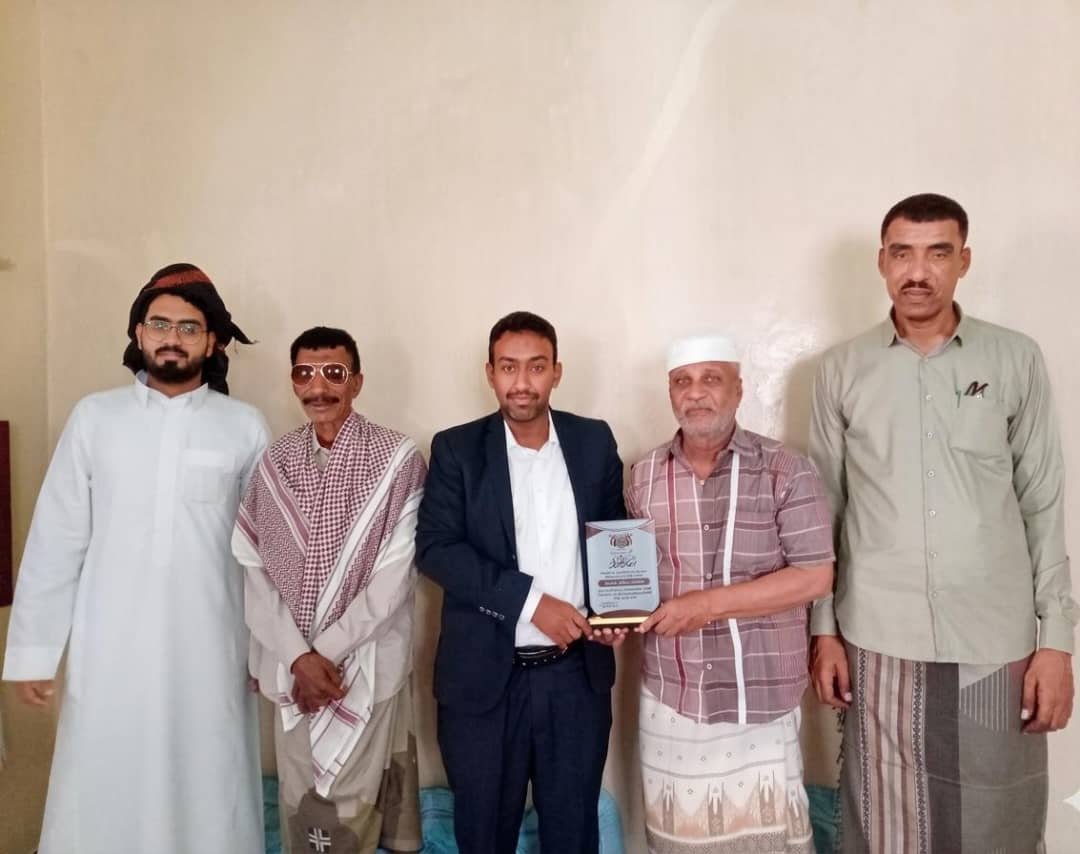 مدير مكتب الصناعة والتجارة بساحل حضرموت يكرّم أحد كوادره تقديراً لعطاءه وإنجازاته