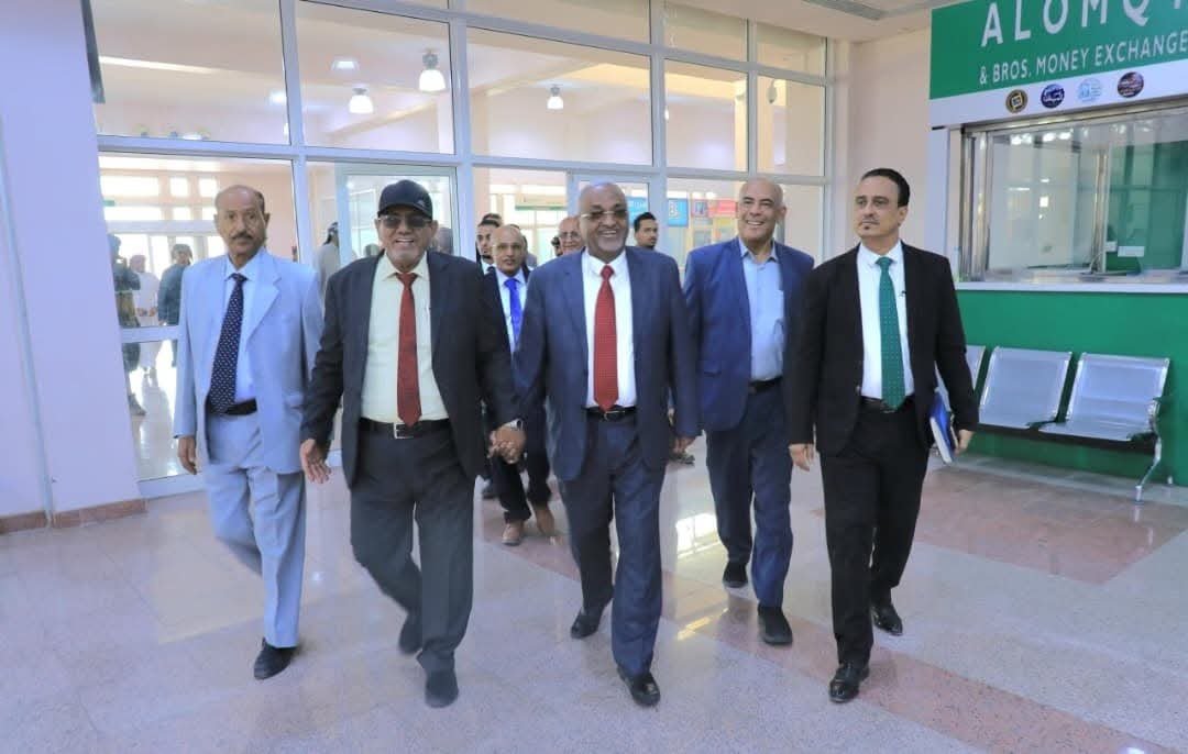 وزير الإدارة المحلية يزور مطار سيئون ويشدد على دعم التوسعة وتطوير الخدمات