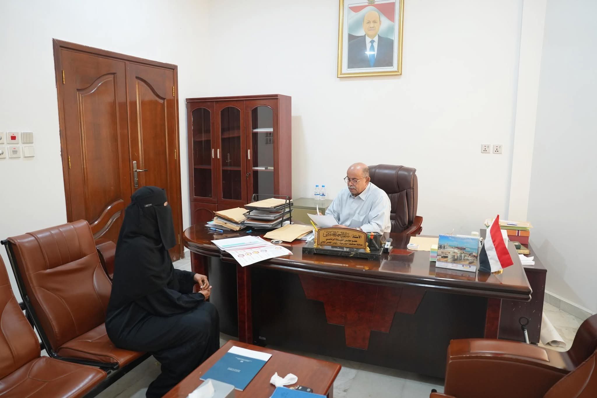 الخنبشي يؤكد دعم تطوير الأداء المؤسسي خلال اطلاعه على نشاط التدريب الإداري بساحل حضرموت