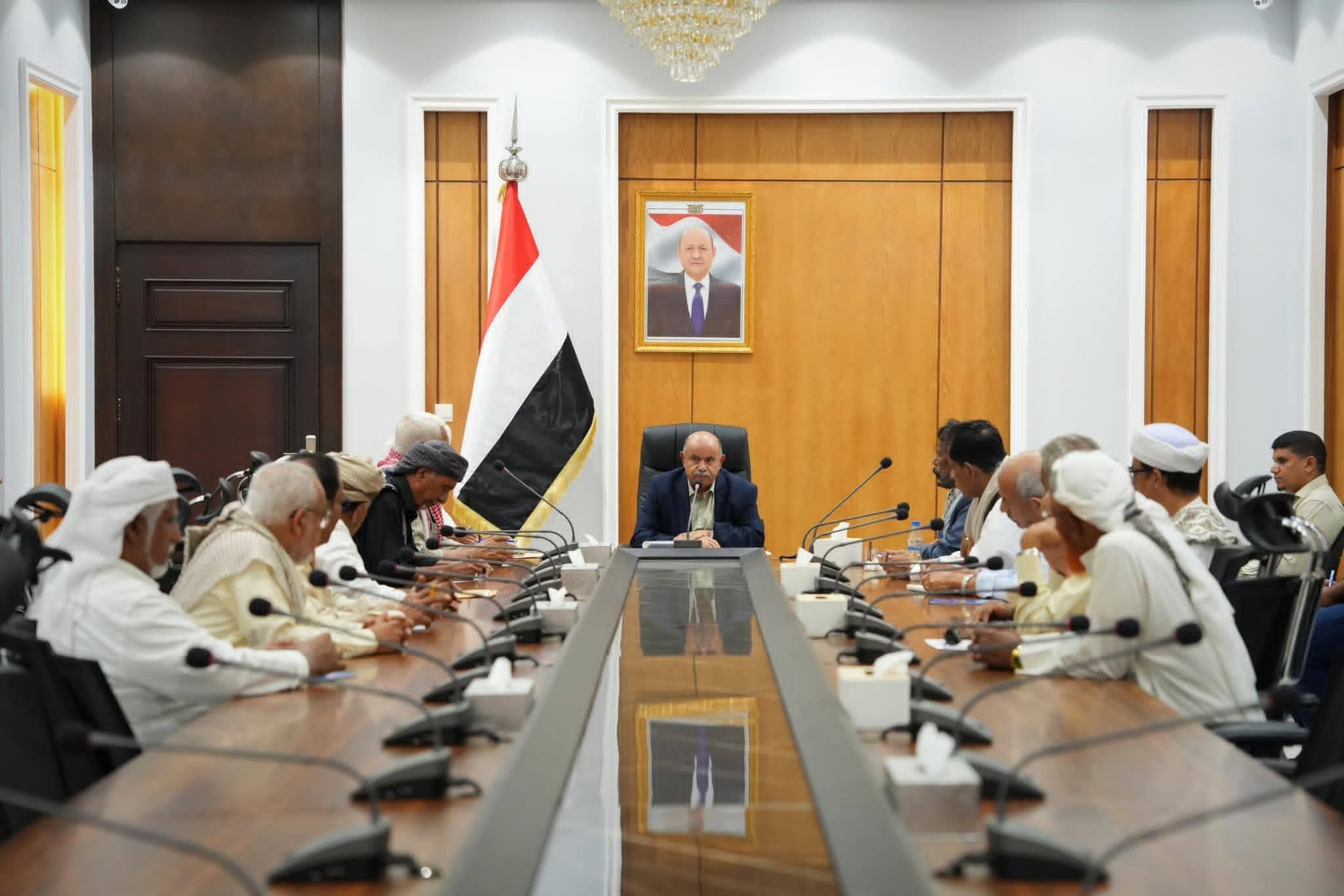 محافظ حضرموت يترأس اجتماعاً موسعاً مع أعضاء مجلسي النواب والشورى وهيئة التوافق لمناقشة الأوضاع العامة بالمحافظة