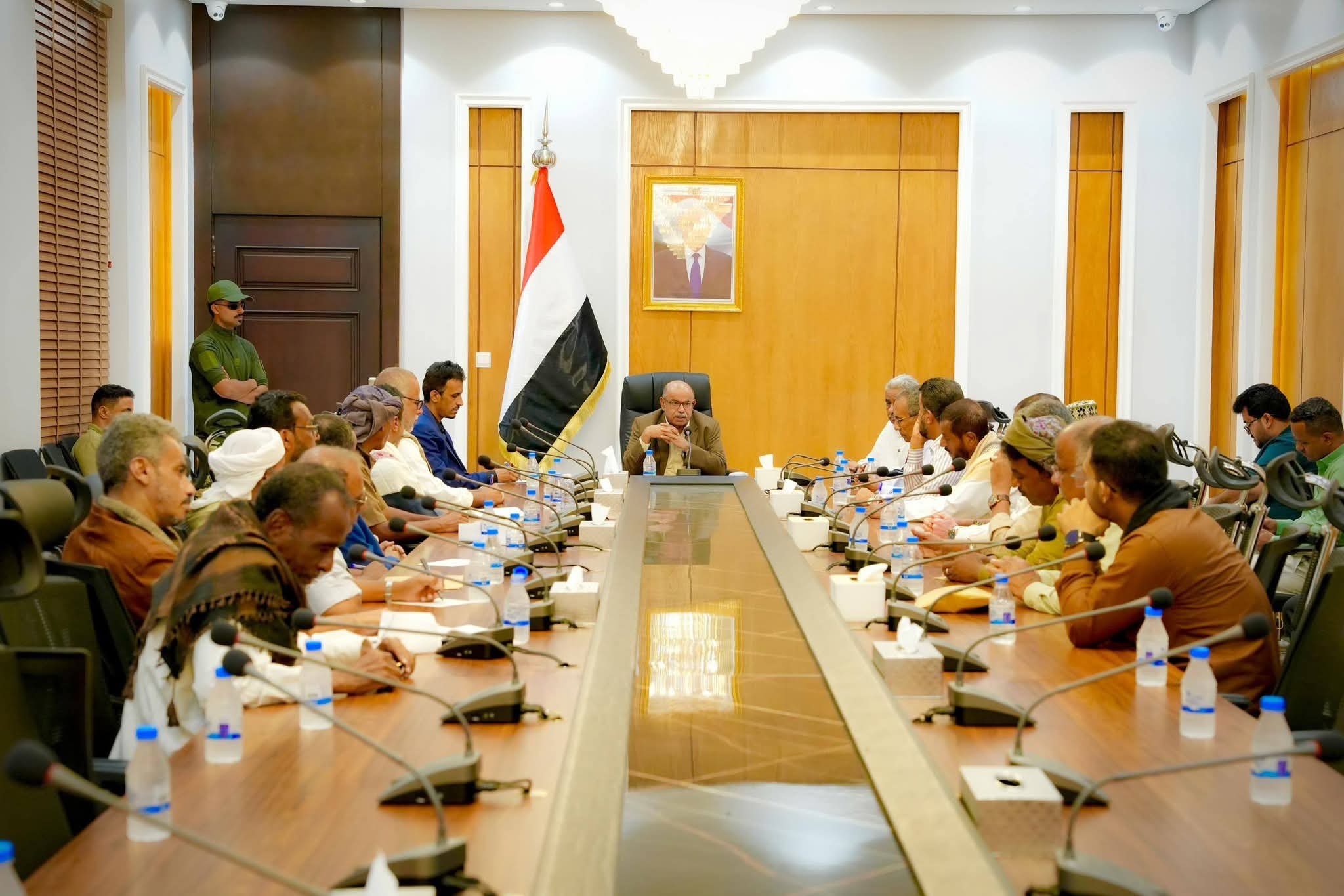 محافظ حضرموت يشدد على تعزيز التلاحم السياسي والمجتمعي خلال لقاء موسع مع القوى والأحزاب