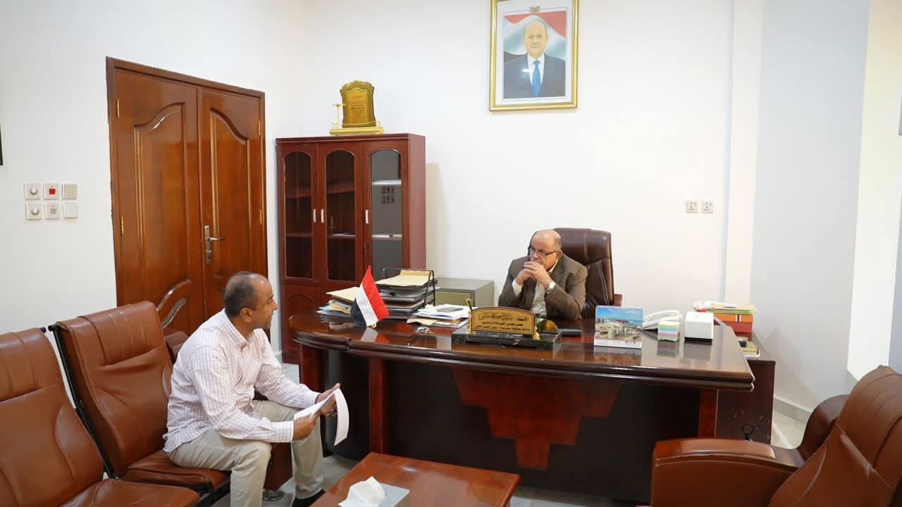 الخنبشي يبحث الأمن الغذائي بحضرموت ويؤكد جاهزية السوق لمواجهة أي متغيرات