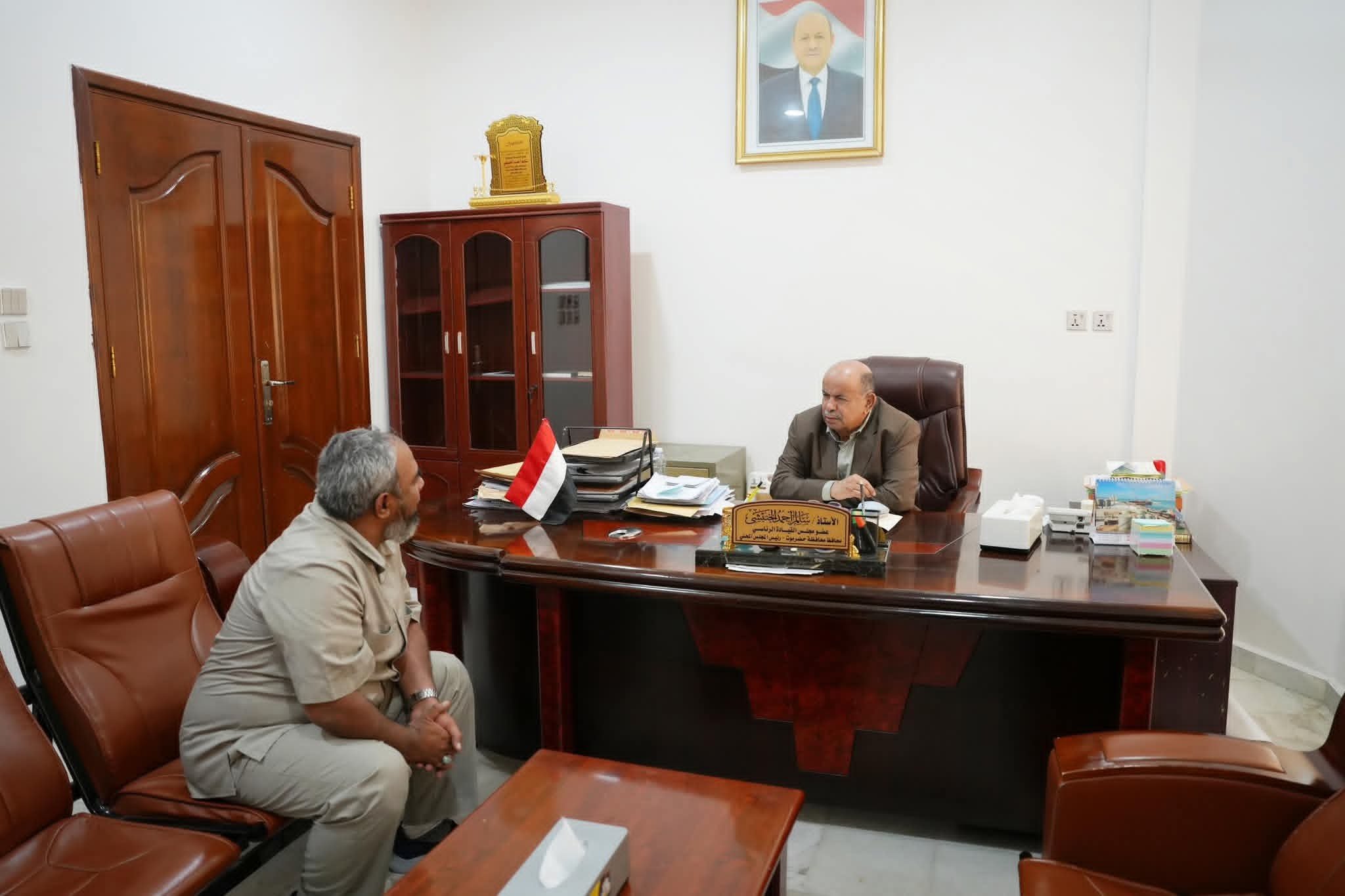 الخنبشي يطّلع على أنشطة المعهد الديمقراطي الوطني ويؤكد دعم برامج تأهيل الشباب وتعزيز العمل المدني