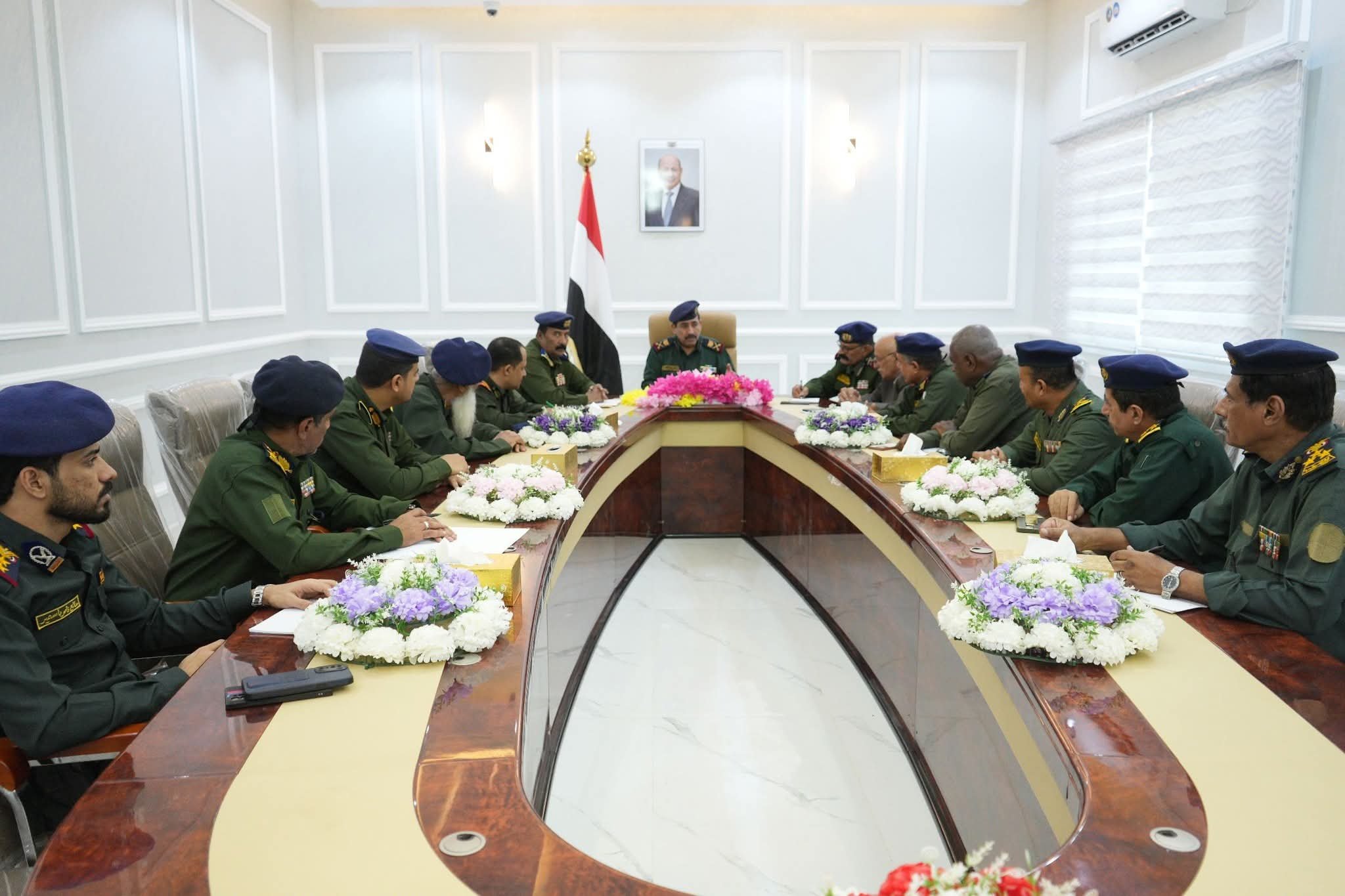 وزير الداخلية يترأس اجتماعاً موسعاً في عدن لتقييم الأداء وتعزيز الجاهزية الأمنية