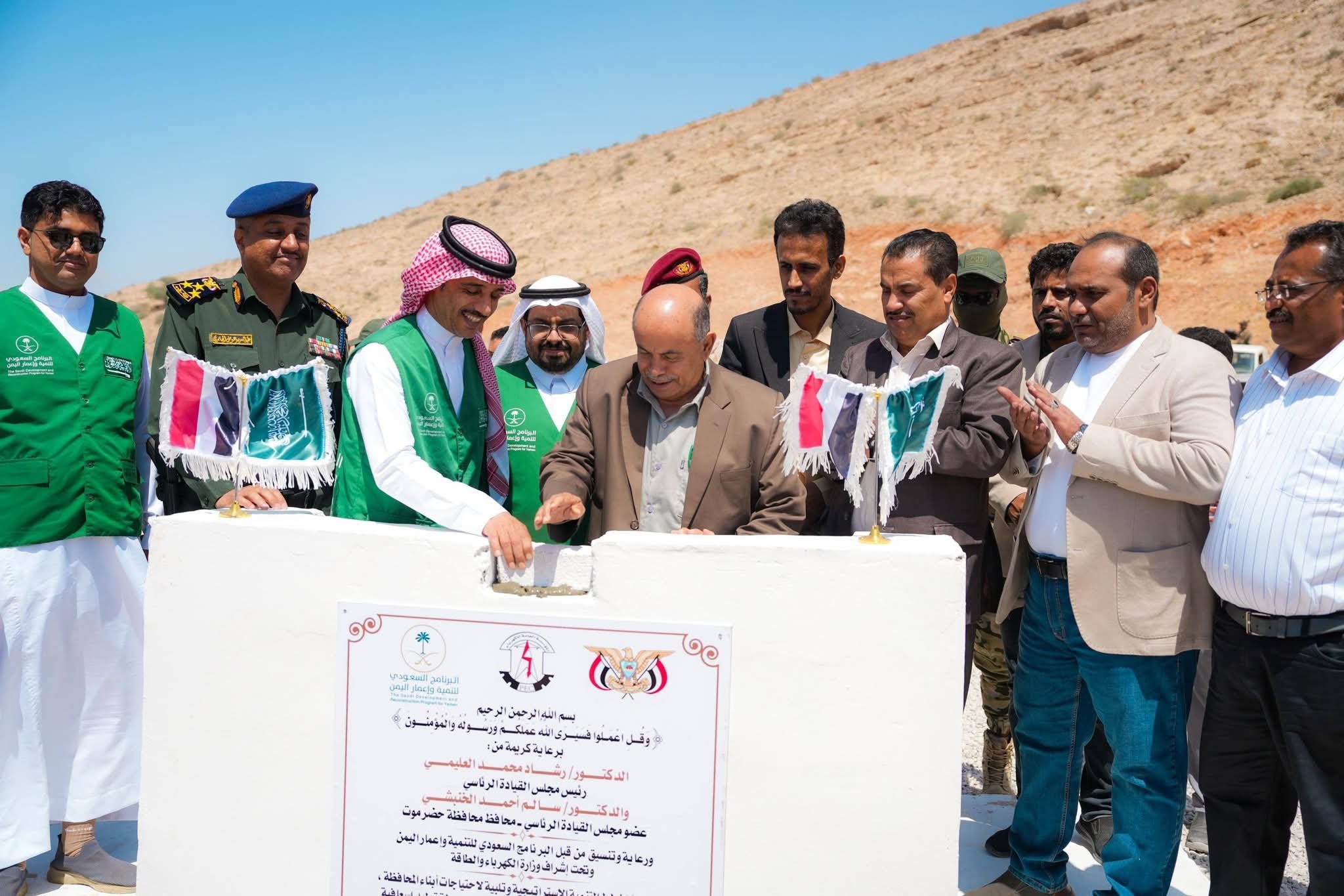 الخنبشي يدشّن مشروع محطات كهرباء إسعافية بساحل حضرموت بقدرة 100 ميجاوات