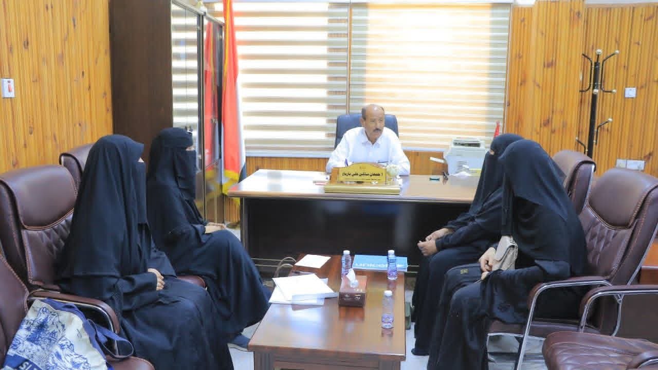 بارباع يؤكد دعم تمكين المرأة ويستعرض برامج اللجنة الوطنية بوادي حضرموت