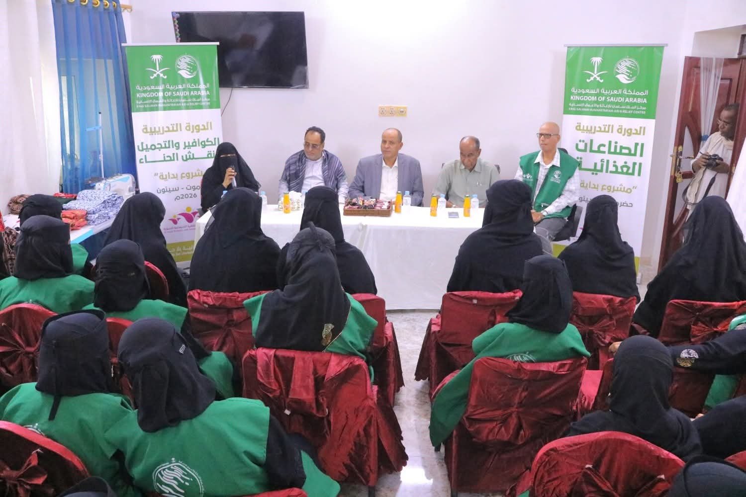 مدير عام سيئون يطلق توزيع الوسائل التعليمية ويدشن برامج التمكين ضمن مشروع “بداية”