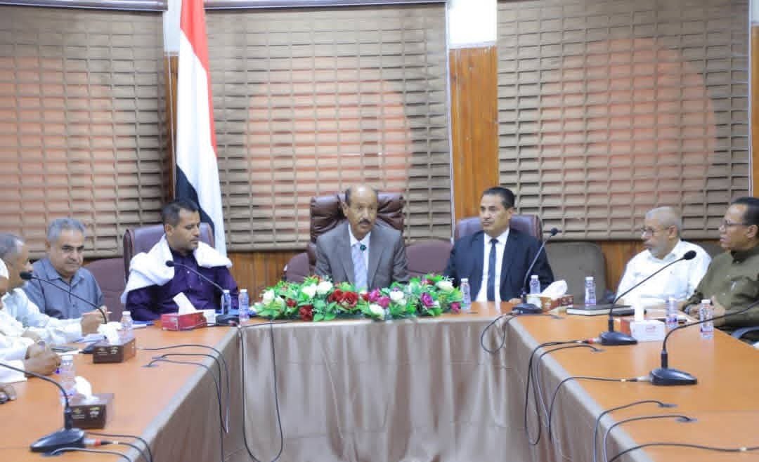 وكيل حضرموت يلتقي قيادة وموظفي ديوان السلطة المحلية بوادي وصحراء المحافظة في لقاء موسّع