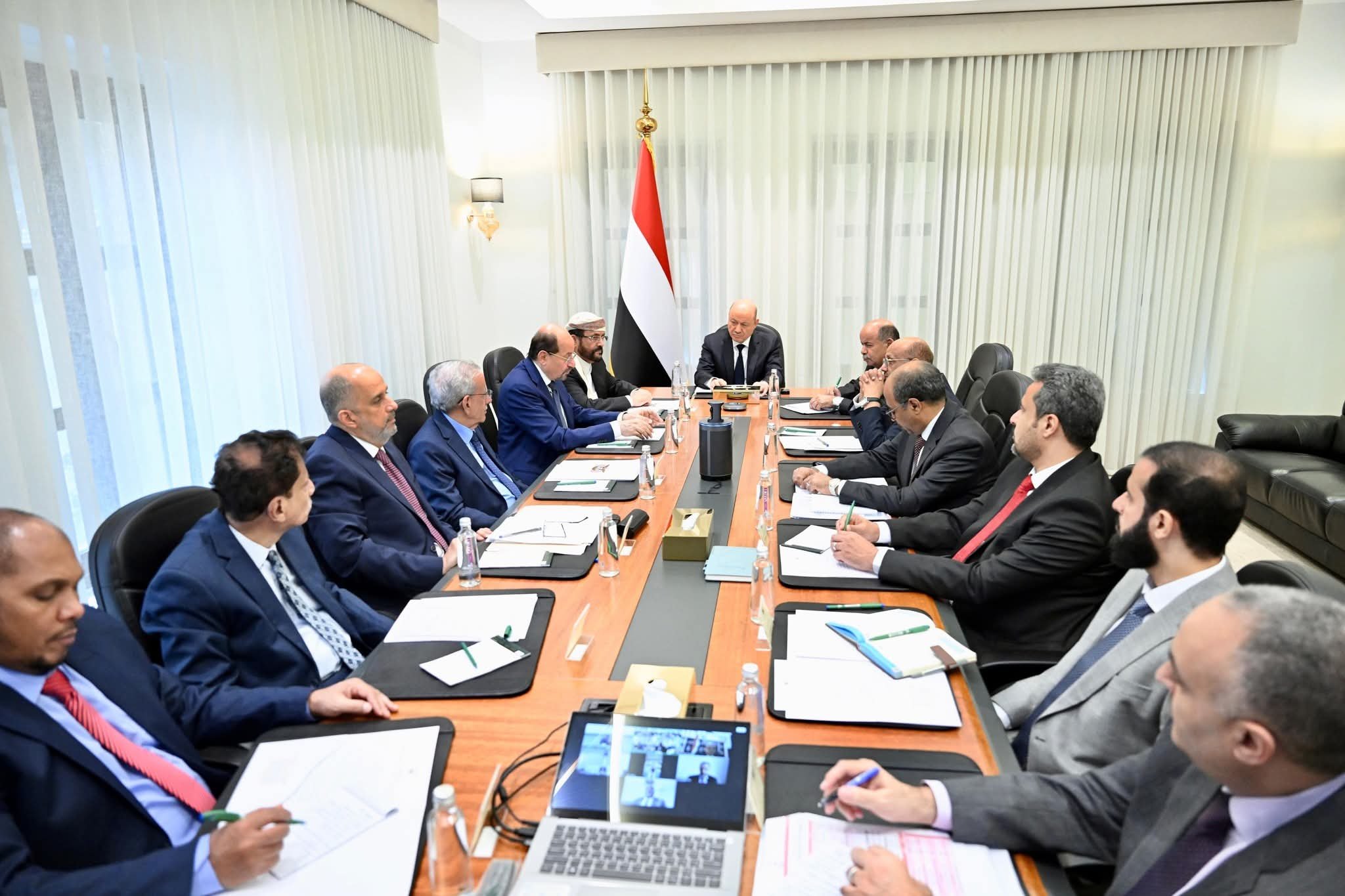 العليمي يرأس اجتماعاً مصغراً للحكومة والمحافظين لتعزيز الإصلاحات وتحسين الخدمات