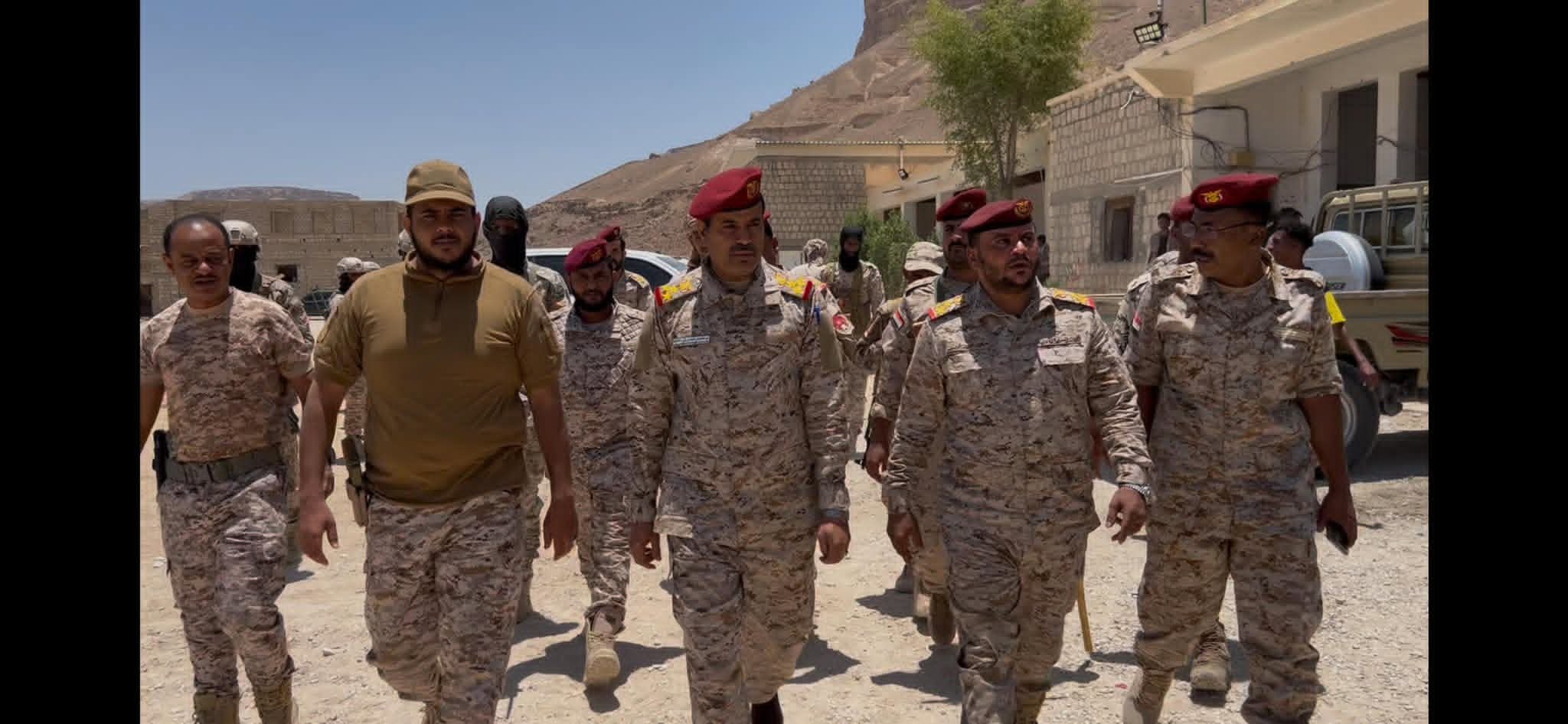 رئيس عمليات المنطقة العسكرية الأولى يزور لجنتي حصر القوة في معسكر السويري للاطلاع على سير العمل