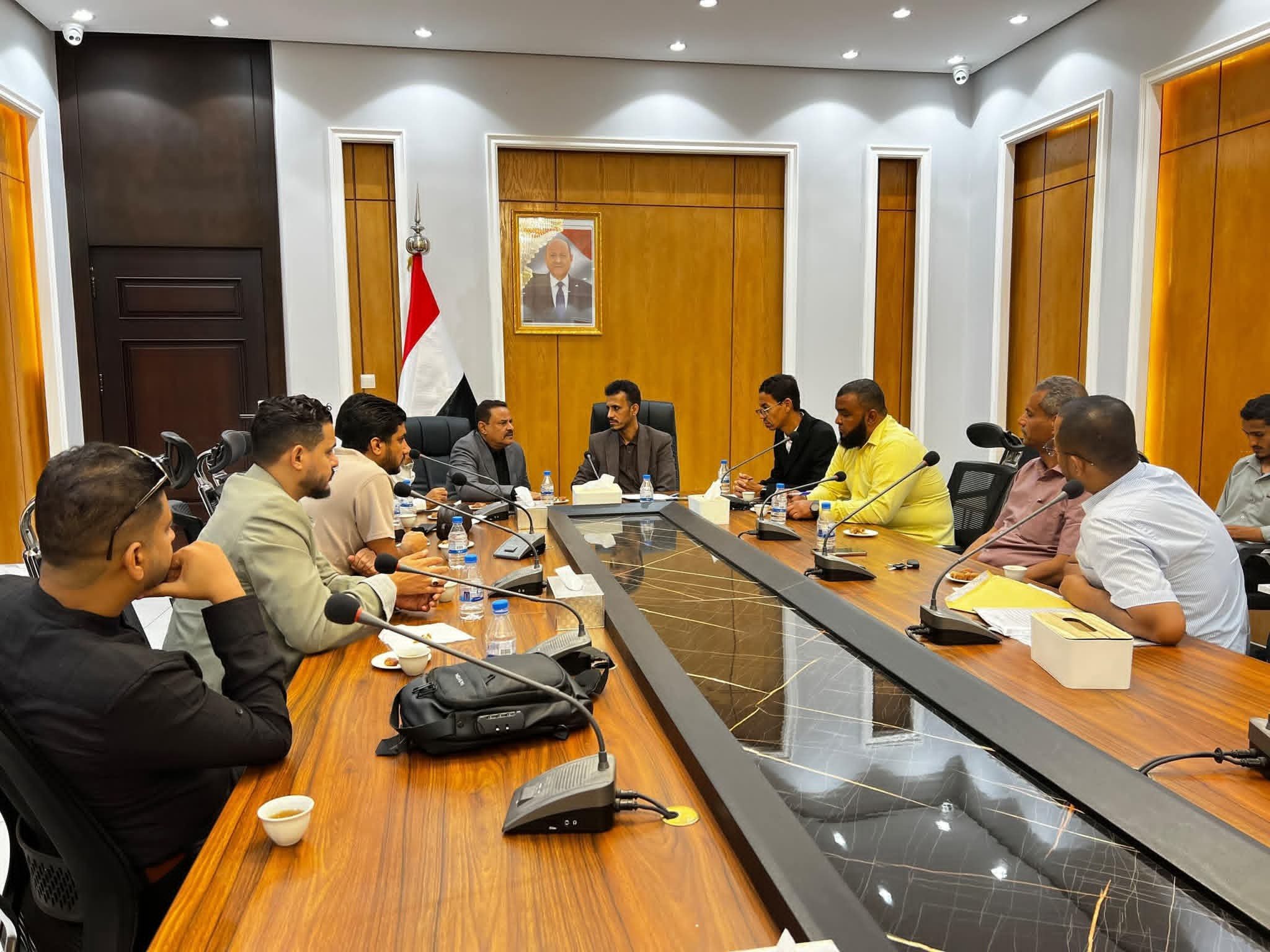 الجيلاني يقود تحركًا رسميًا لتعزيز صيانة الطرق وتنظيم قطاع الميازين في حضرموت