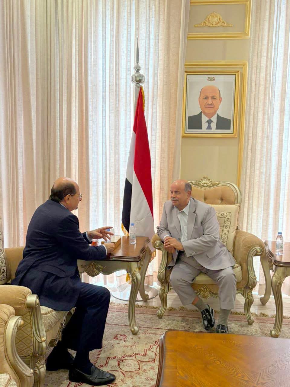 الخنبشي يبحث مع رئيس الوزراء تعزيز الإصلاحات المؤسسية ودعم الاستقرار الشامل