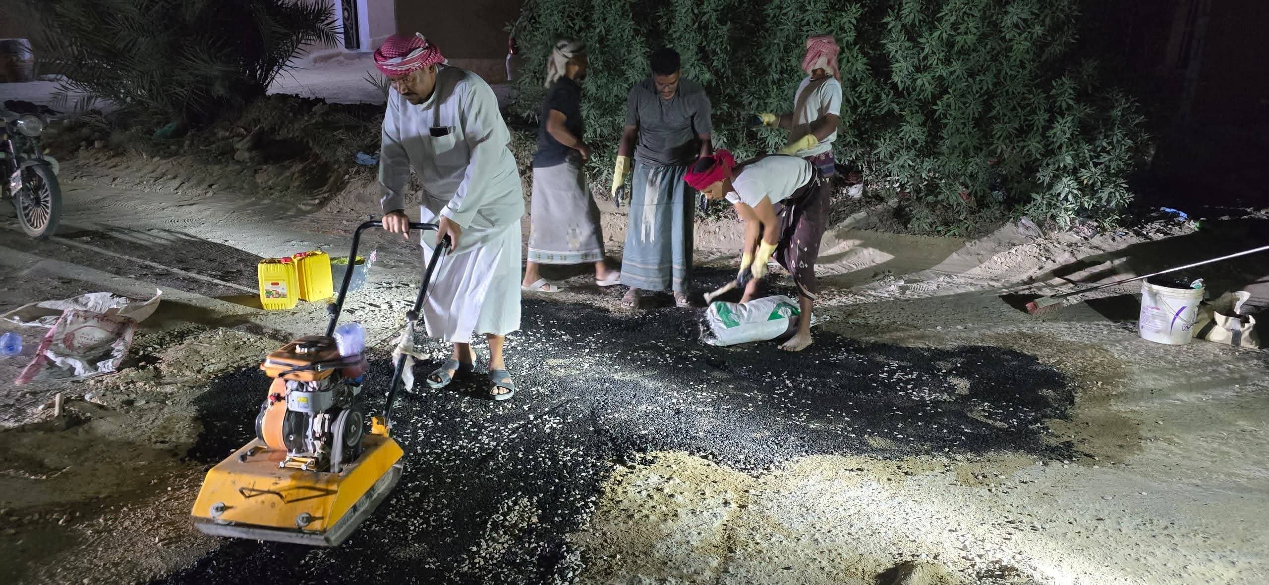 في هذه اللحظات.. والشوارع تنام، سواعد الشباب تستيقظ لخدمة شحوح