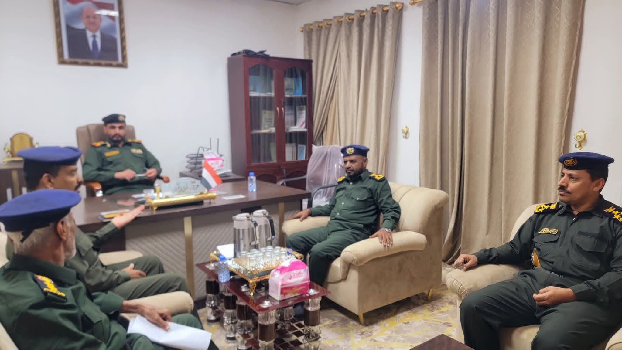 قيادة أمن حضرموت الوادي والصحراء تبحث تحديث خدمات الأحوال المدنية والجوازات وتعزيز كفاءة الأداء