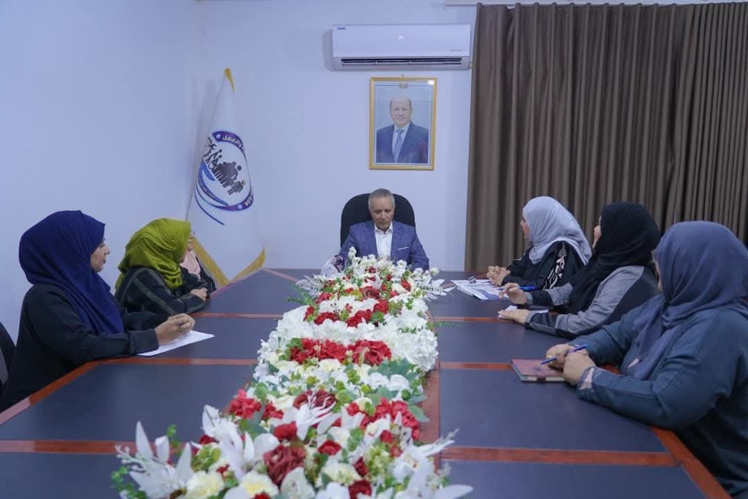 الوزير اليافعي يناقش مع اللجنة الوطنية للمرأة آليات تعزيز الشراكة وتوسيع تمكين المرأة اقتصادياً واجتماعياً