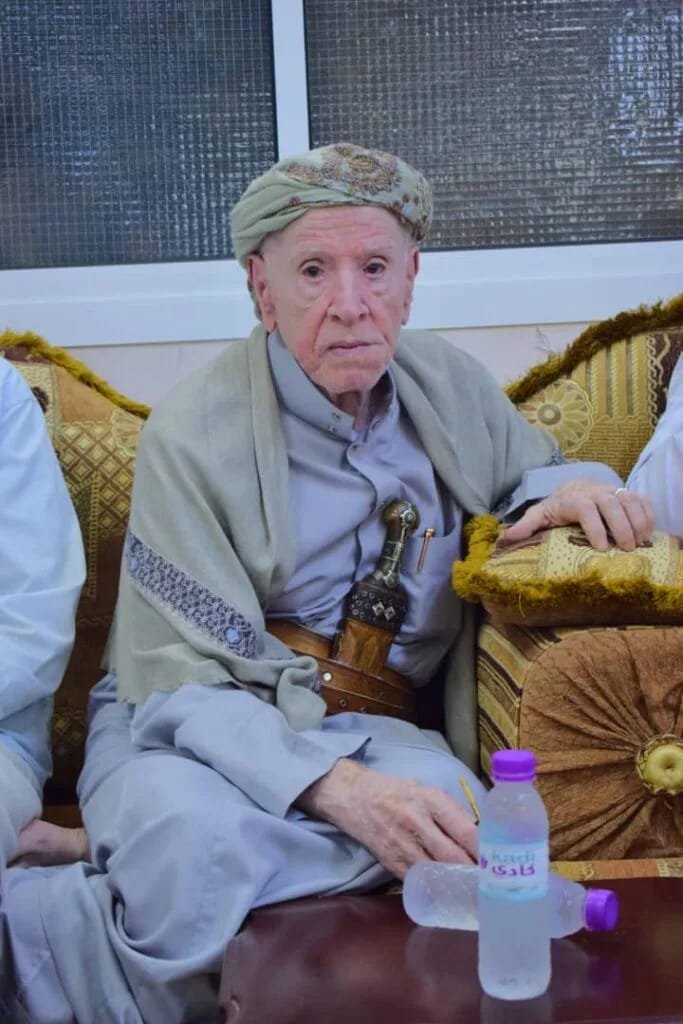 قبيلة ال منيف نهد ممثله بالشيخ عيظه بن علي بن منيف النهدي تنعي الحكم صالح بن علي بن ثابت النهدي وتثمّن أدواره القبلية والوطنية