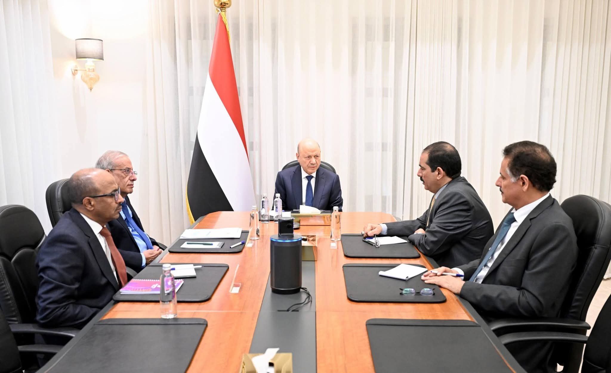 اجتماع رئاسي مصغّر في الرياض يناقش الإصلاحات والأمن ويؤكد ملاحقة منفذي اغتيال عدن
