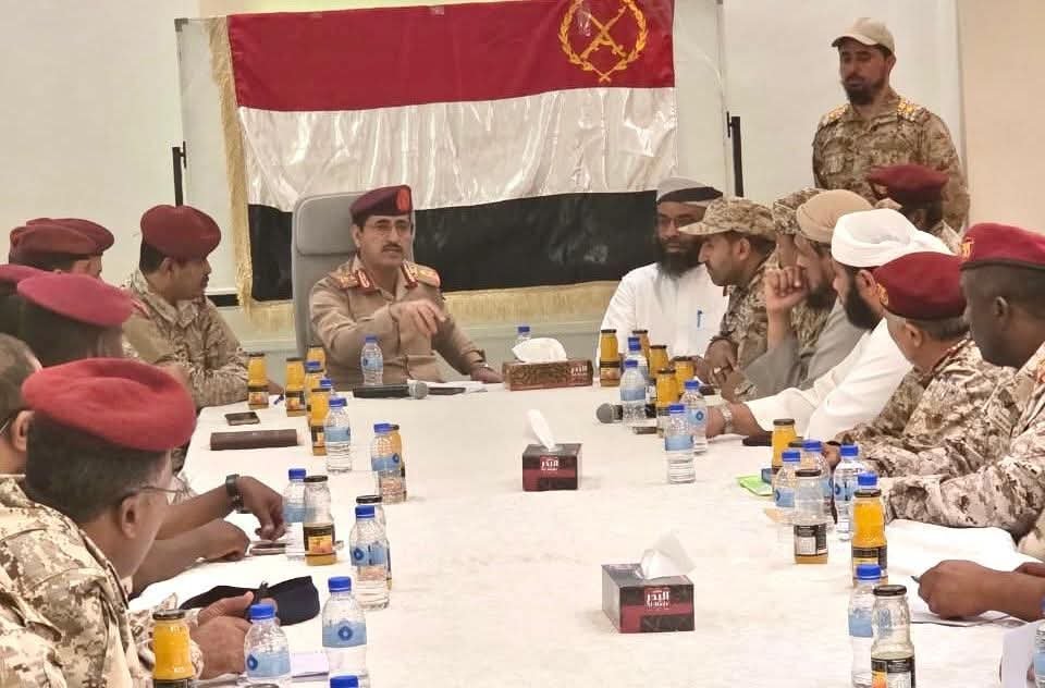 العقيلي يشدد على رفع الجاهزية القتالية وتعزيز التنسيق خلال اجتماع موسع بقيادة المنطقة العسكرية الأولى