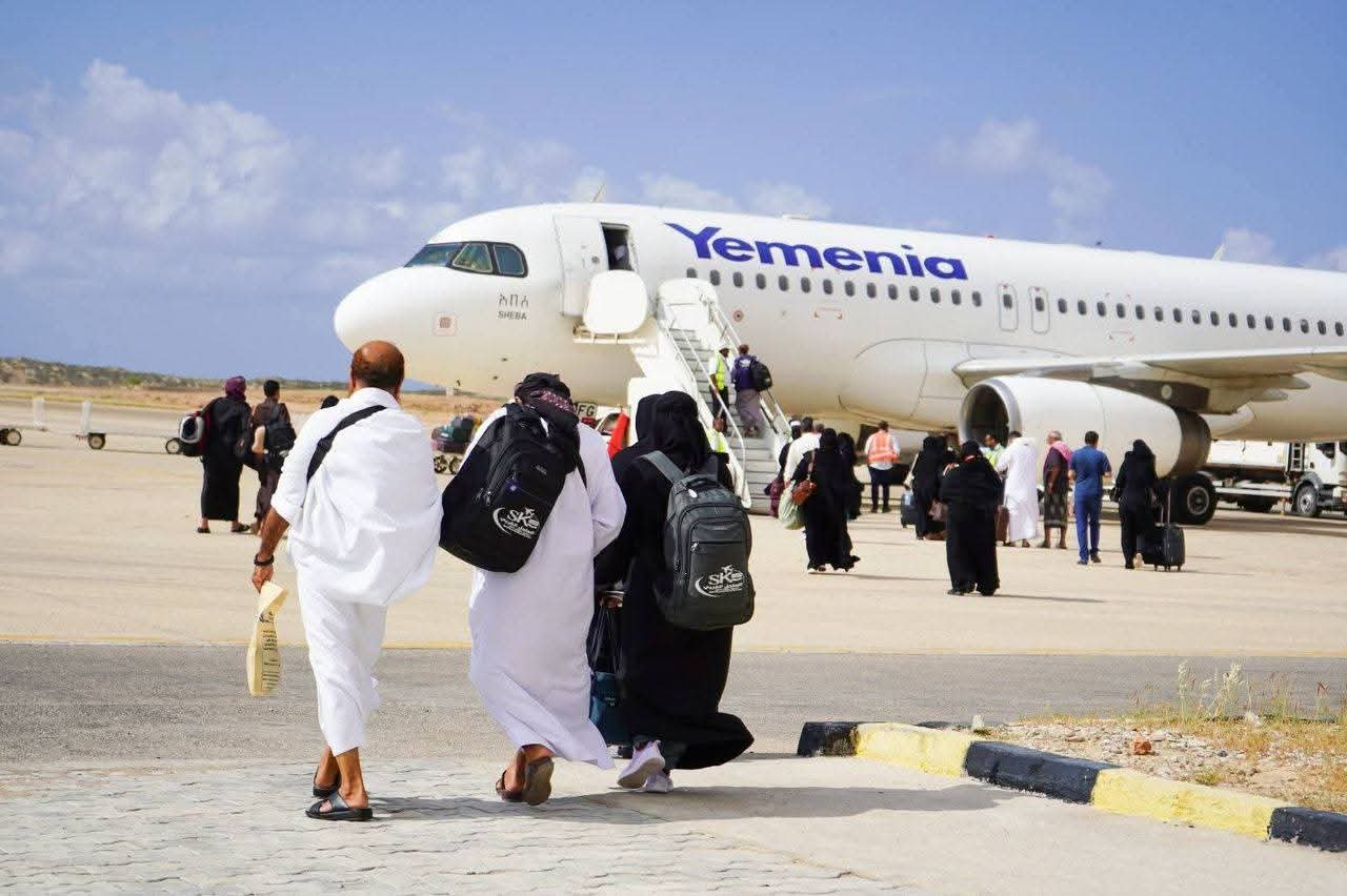 مطار الريان يدشّن أولى رحلات الحجاج إلى جدة وسط ترتيبات تنظيمية متكاملة
