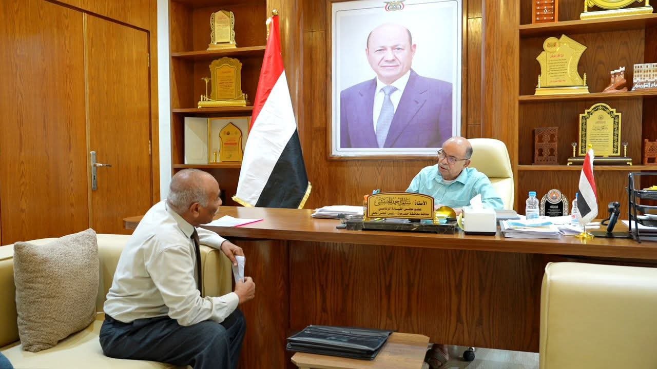 الخنبشي يطّلع على دراسات استراتيجية لتطوير منظومة الكهرباء وتوسيع مشاريع الطاقة المتجددة بحضرموت