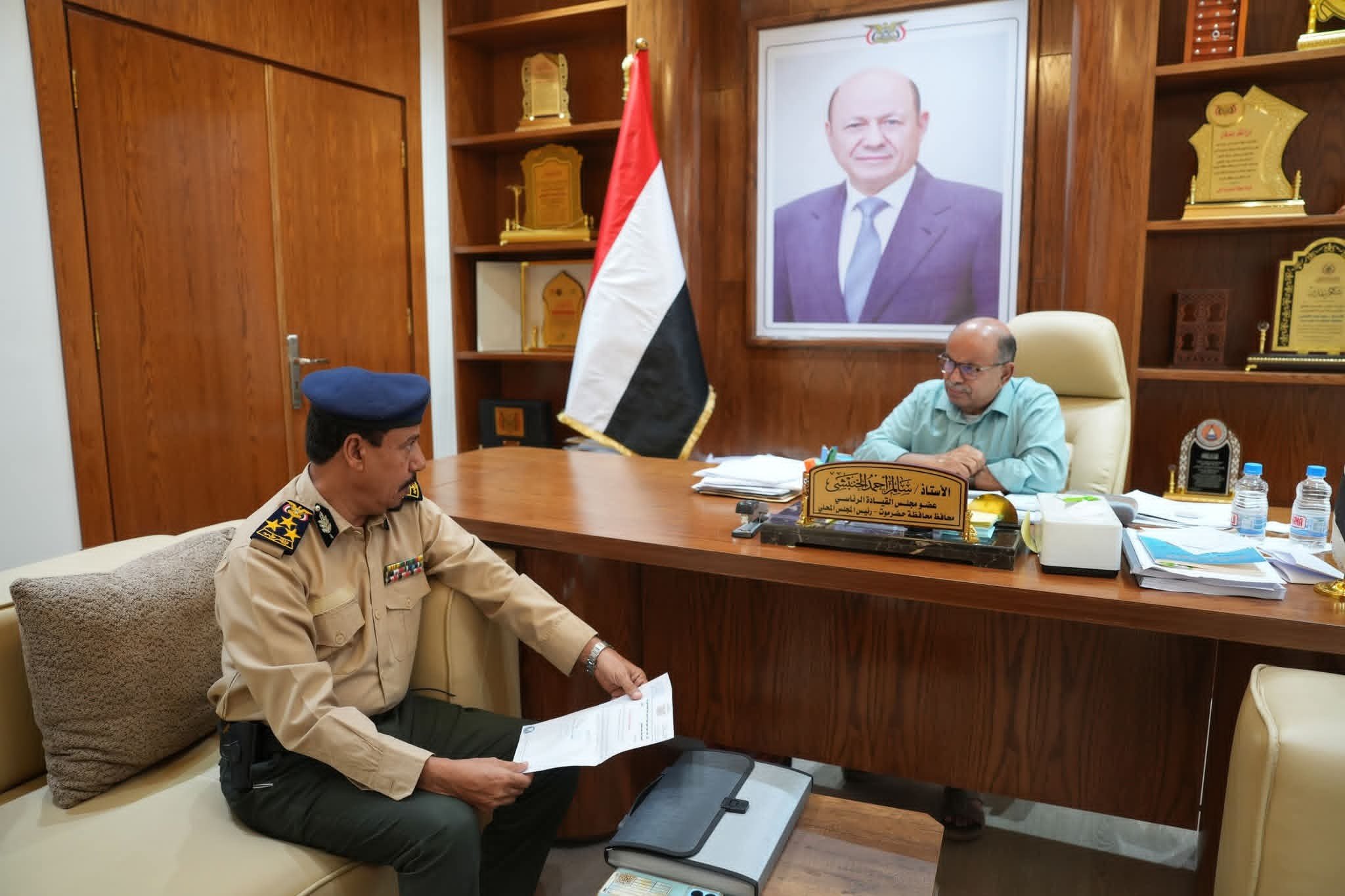 الخنبشي يشدد على تطوير خدمات الأحوال المدنية بحضرموت وتسهيل معاملات المواطنين