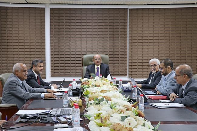 البنك المركزي اليمني يبحث تحديات الاقتصاد ويؤكد استمرار السياسات الاحترازية لتعزيز الاستقرار النقدي