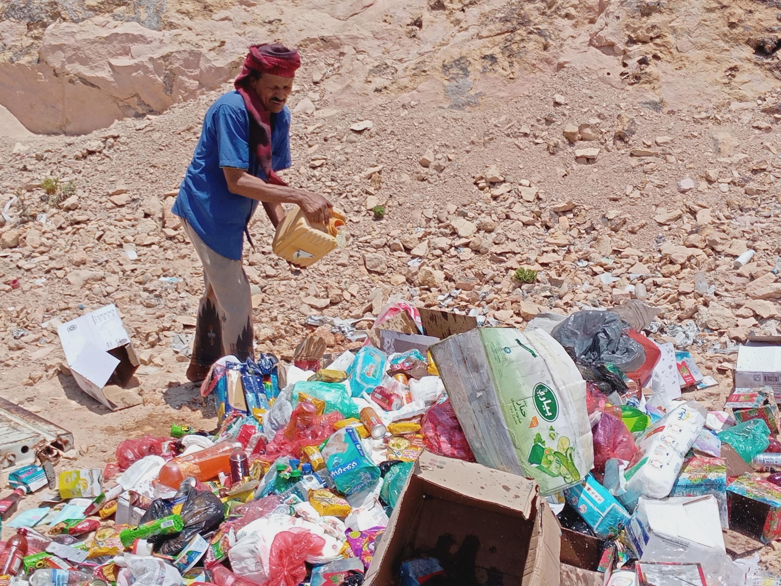 حملات رقابية بساحل حضرموت تنتهي بإتلاف مواد منتهية الصلاحية حفاظاً على صحة المواطنين