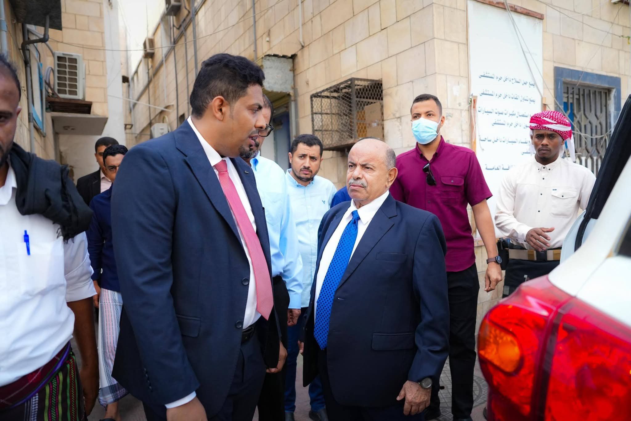 الخنبشي يتفقد أبرز المنشآت الصحية بالمكلا ويطلع على مشاريع تطوير مستشفى ابن سينا