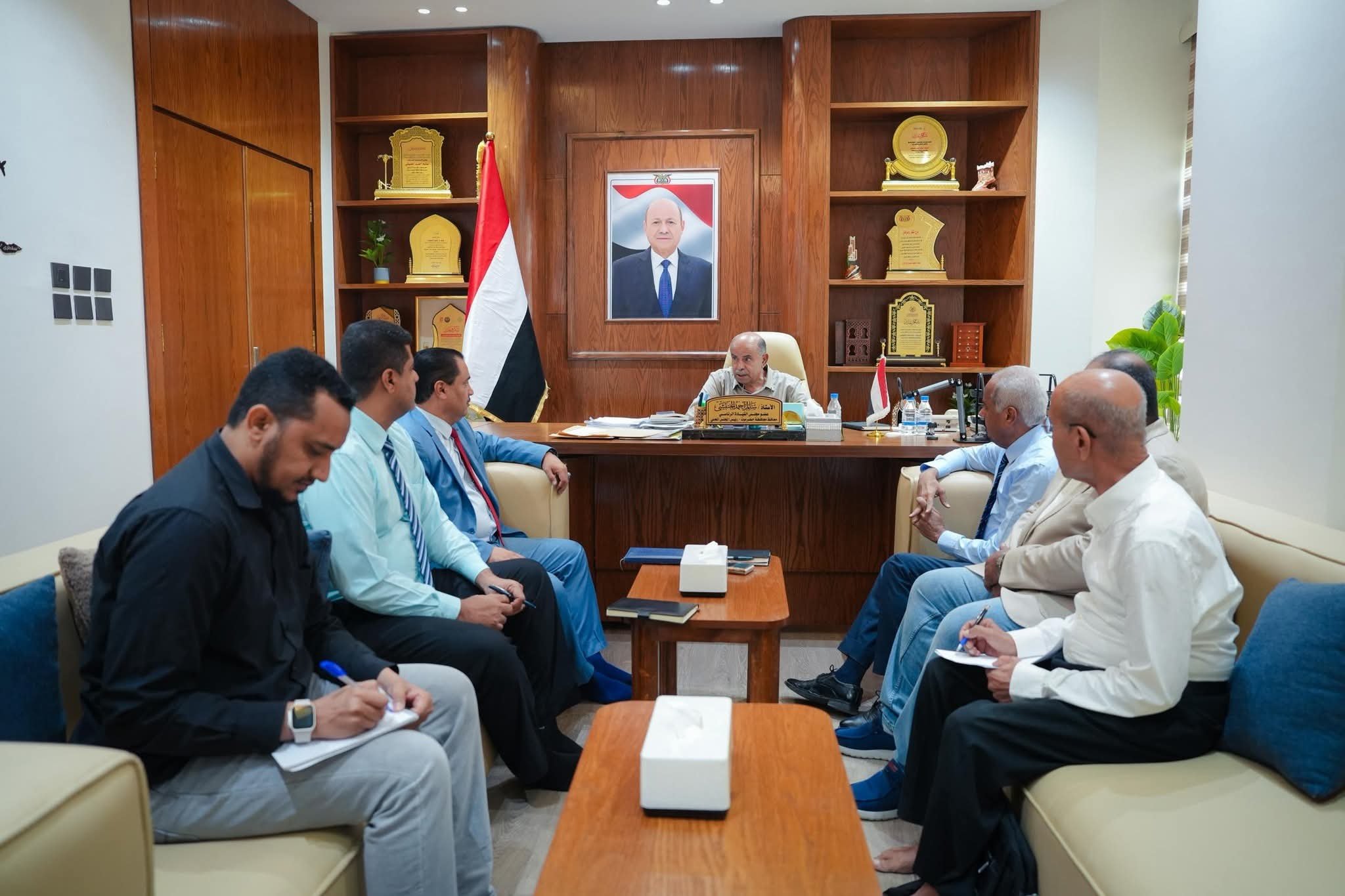 حضرموت تضع خارطة طريق للكهرباء والمياه.. وخطط تتجه نحو الطاقة الشمسية ومحطات إسعافية جديدة