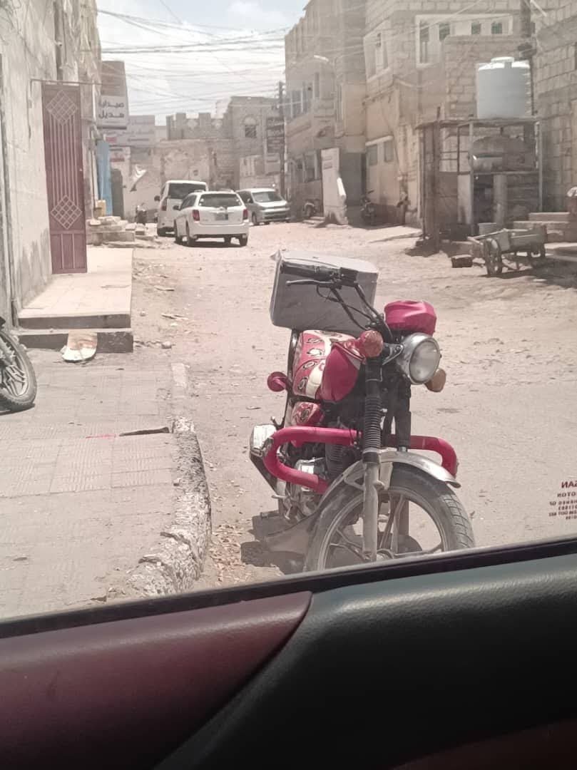 تنسيق أمني بين الشحر وغيل باوزير ينهي قضية سرقة دراجة نارية ويقود لضبط المتهم