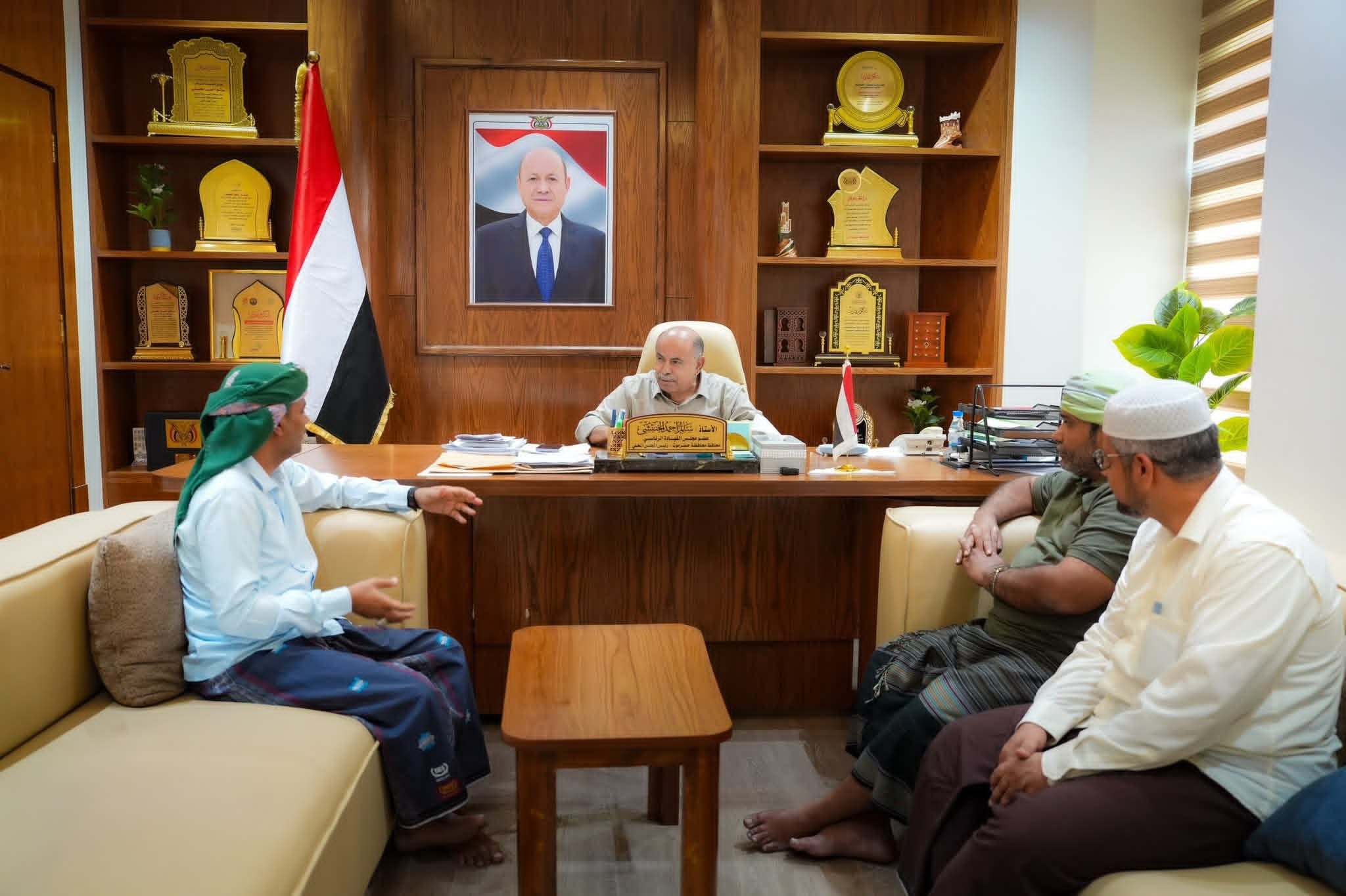 الخنبشي يتابع أوضاع الكهرباء بحضرموت ويؤكد تسريع وصول المحطات الإسعافية بقدرة 200 ميجاوات