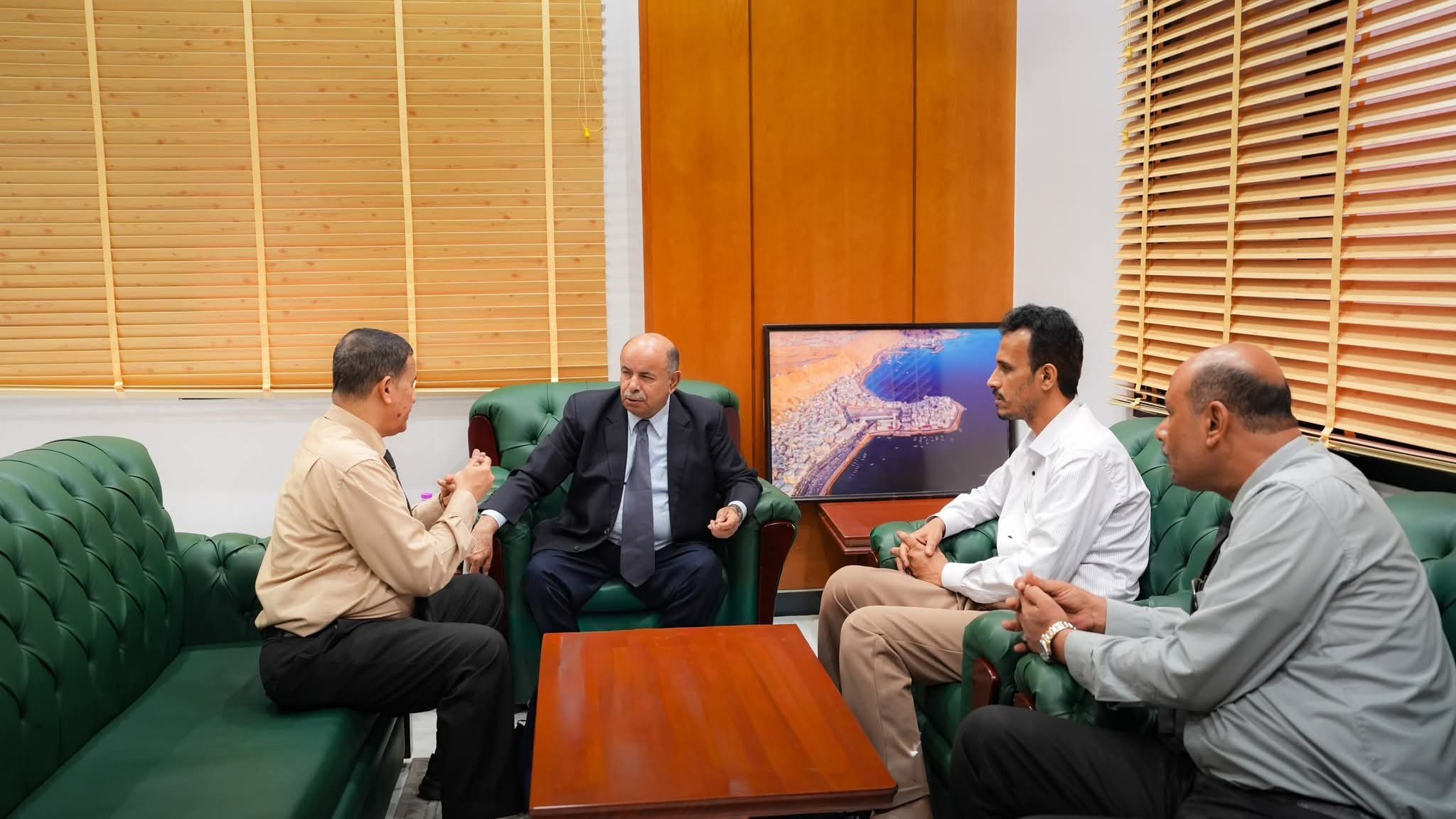 الخنبشي يناقش تموين الغاز المنزلي في حضرموت وسط مطالب بمعالجة أزمة التوفر والأسعار