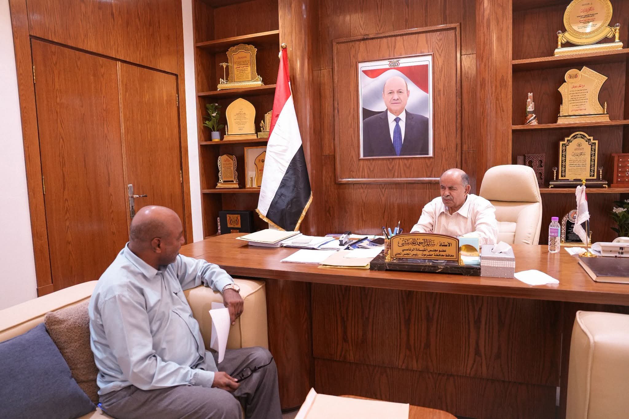 الخنبشي يناقش تطوير القطاع الرياضي في حضرموت ويوجه بدعم المنشآت وتكريم أصحاب الإنجازات