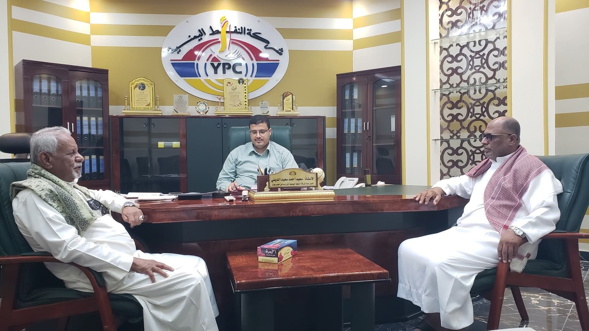 مرجعية قبائل حضرموت تبحث مع شركة النفط أزمة الوقود وفوارق الأسعار بين الوادي والساحل
