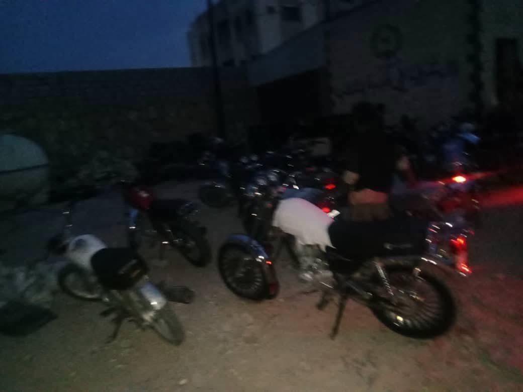 شرطة روكب تضبط 12 دراجة نارية وتوقف متسابقين متهورين على طريق مطار الريان