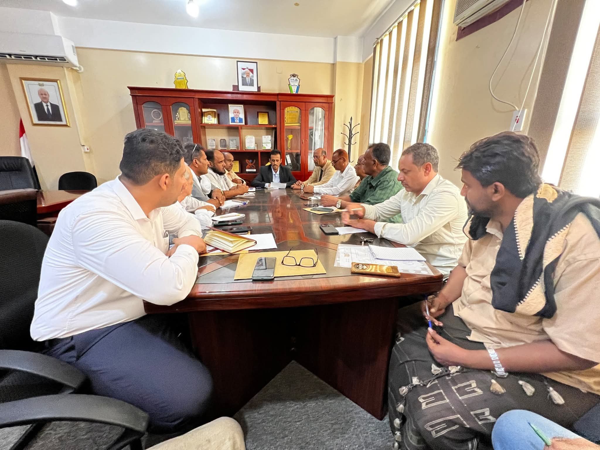 الجيلاني يرأس أول اجتماع موسع بمديري مديريات الساحل والهضبة لمناقشة أولويات الخدمات والتنمية