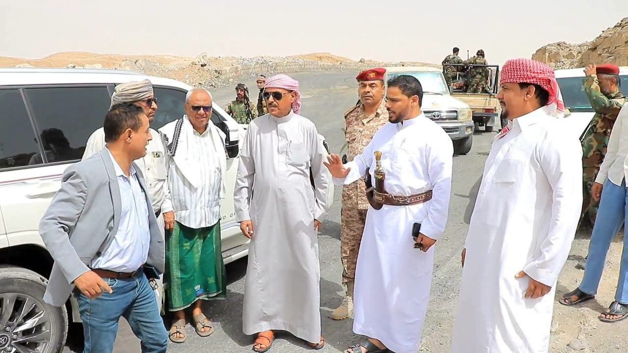 وكيل وادي حضرموت يتفقد مشروع عقبة عشعش ويؤكد أهمية تسريع إنجاز أعمال صيانة الطريق الدولي وتعزيز البنية التحتية