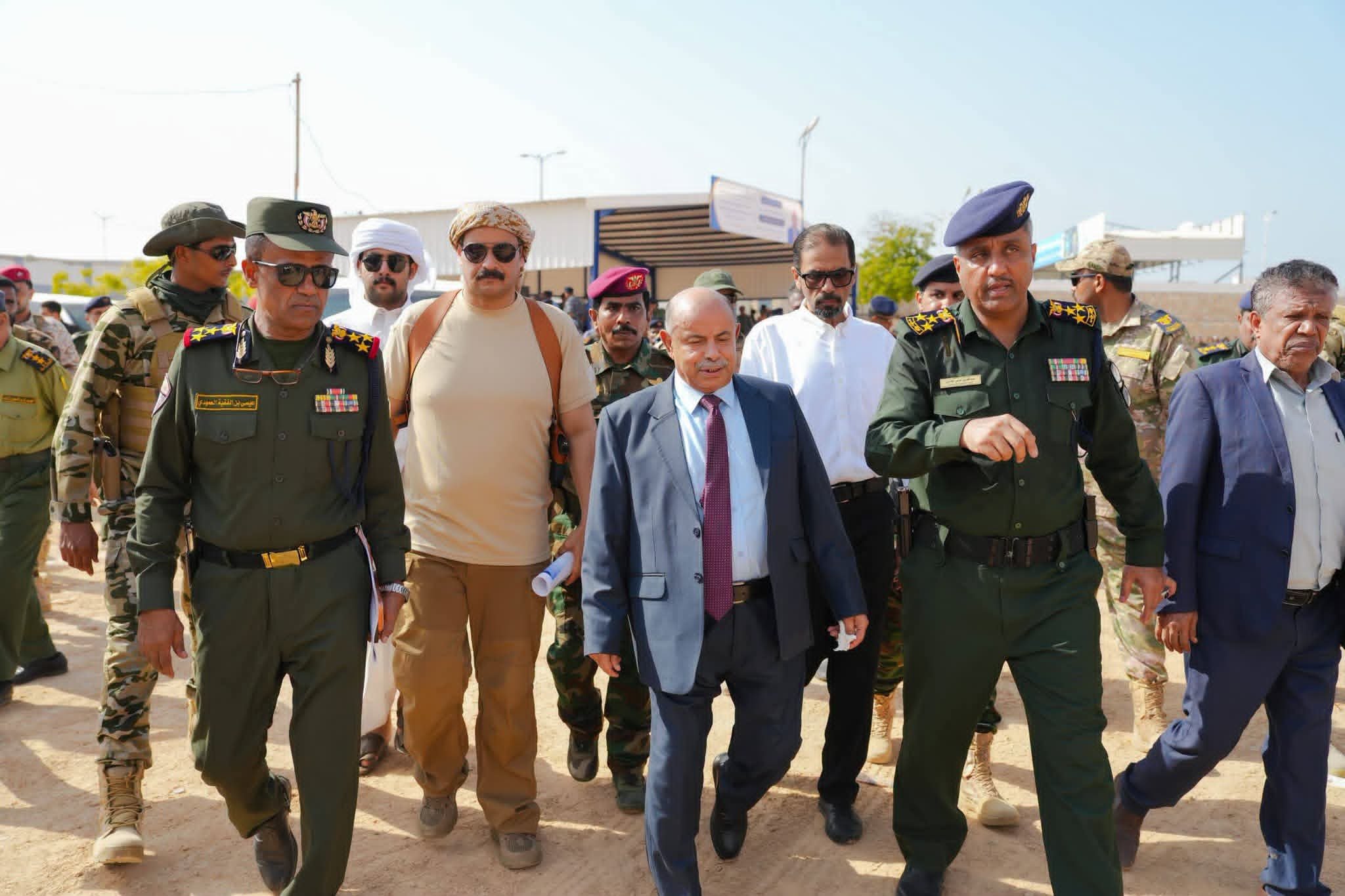 الخنبشي يفتتح ويسلم مشاريع تطويرية ومركبات أمنية لتعزيز جاهزية أمن وشرطة ساحل حضرموت