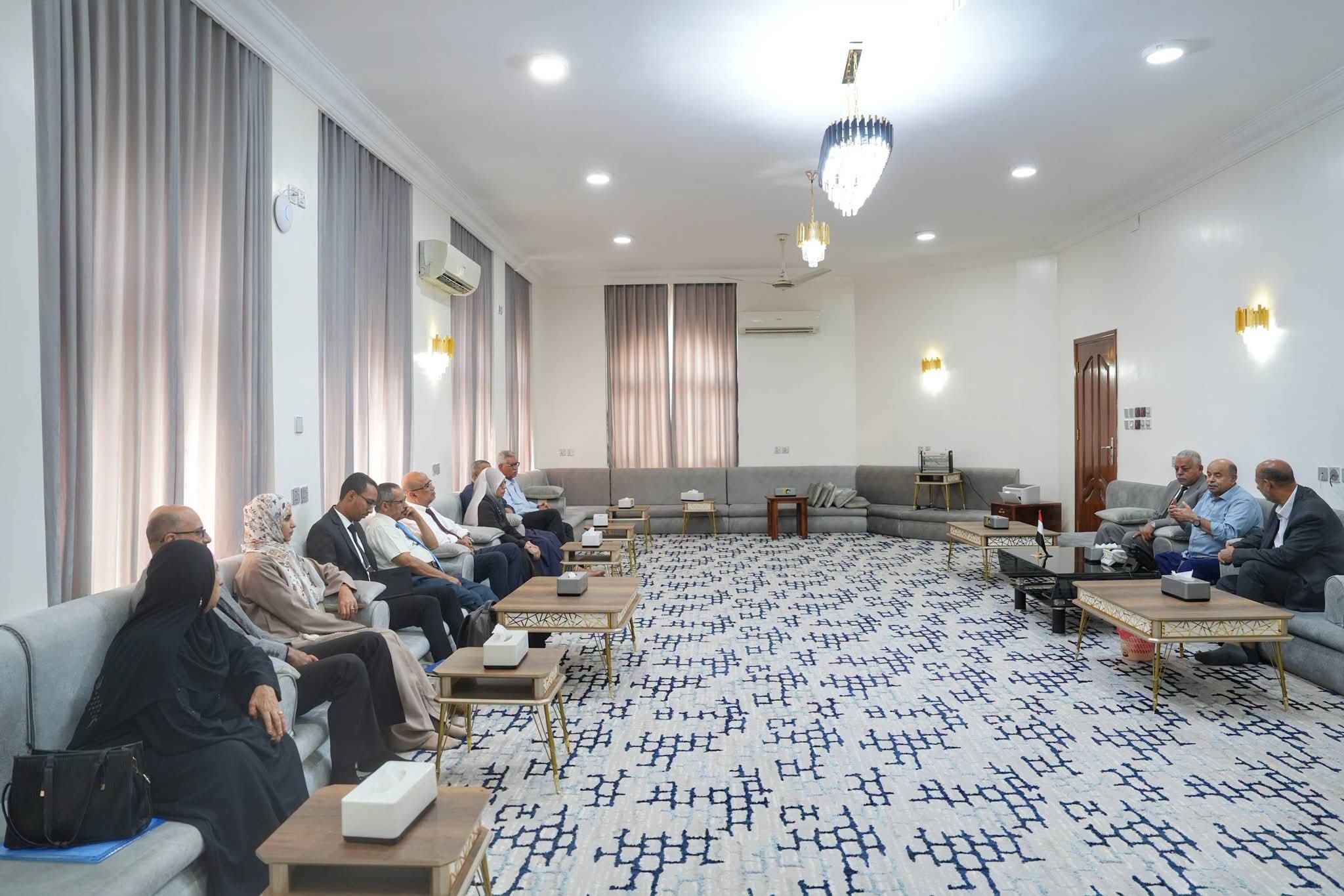 الخنبشي يؤكد دعم تطوير الكوادر الطبية ويشدد على توسيع برامج الاختصاصات الصحية في اليمن