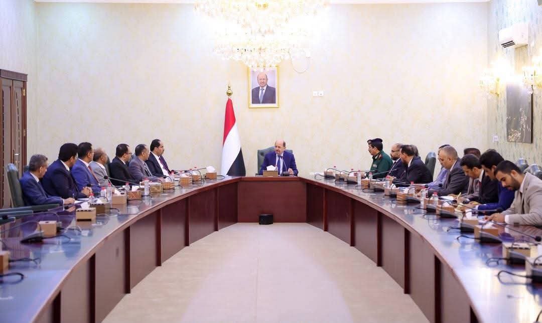 رئيس الوزراء يوجّه برفع الجاهزية الحكومية وتأمين احتياجات المواطنين لمواجهة تداعيات التصعيد الحوثي