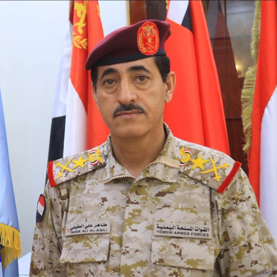 وزير الدفاع يعتمد صرف مرتبات العسكريين مباشرة عبر البطاقة الذكية لضمان وصولها إلى مستحقيها ومنع تحويلها إلى حسابات قادة الوحدات